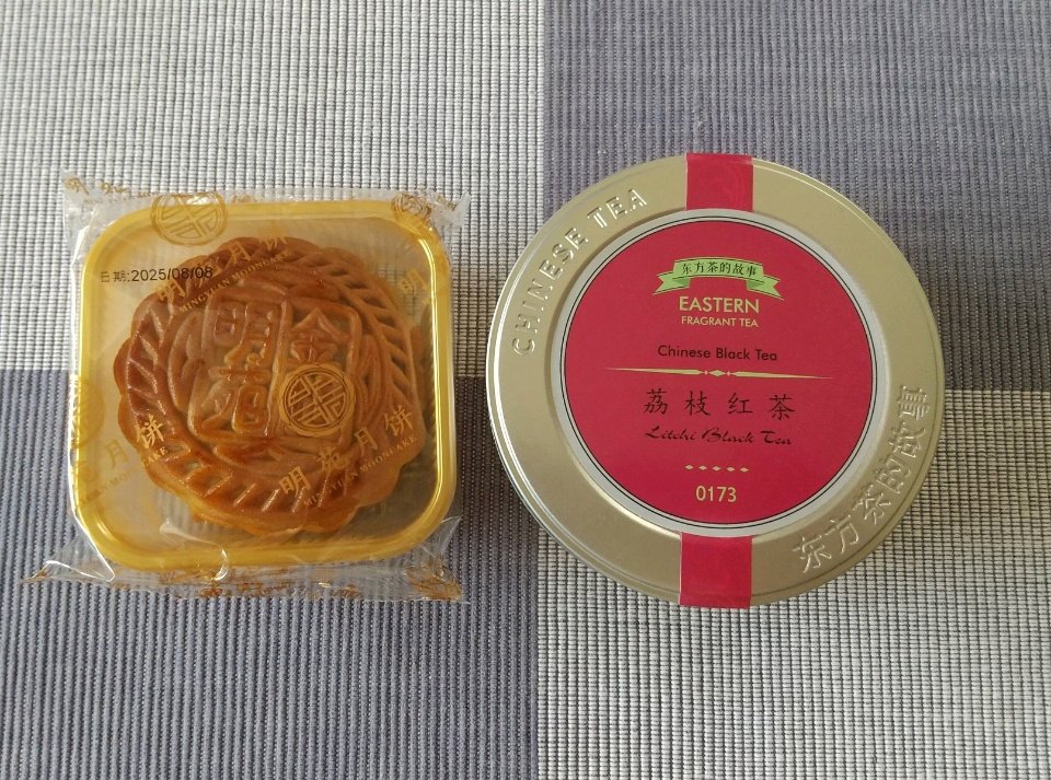 enoki124's tweet image. 友人より月餅と紅茶をいただく。