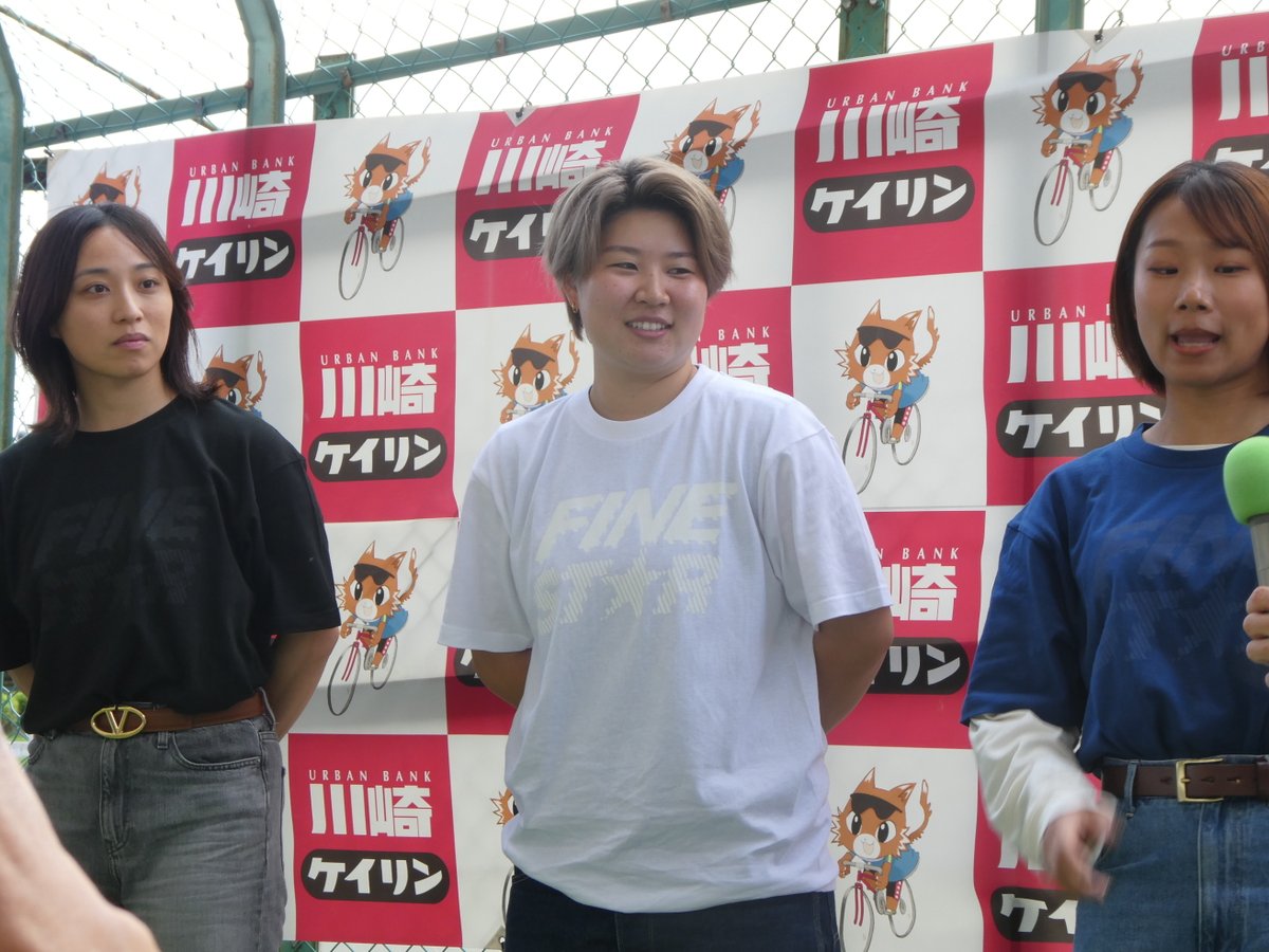 sanspo_keirin's tweet image. 南関地区プロ選手権開催中(@川崎競輪場)
昼休憩では #ガールズケイリン のトークショーも行われた。
#久米詩(静岡)#畠山ひすい(神奈川)#伊沢茉那(千葉)
