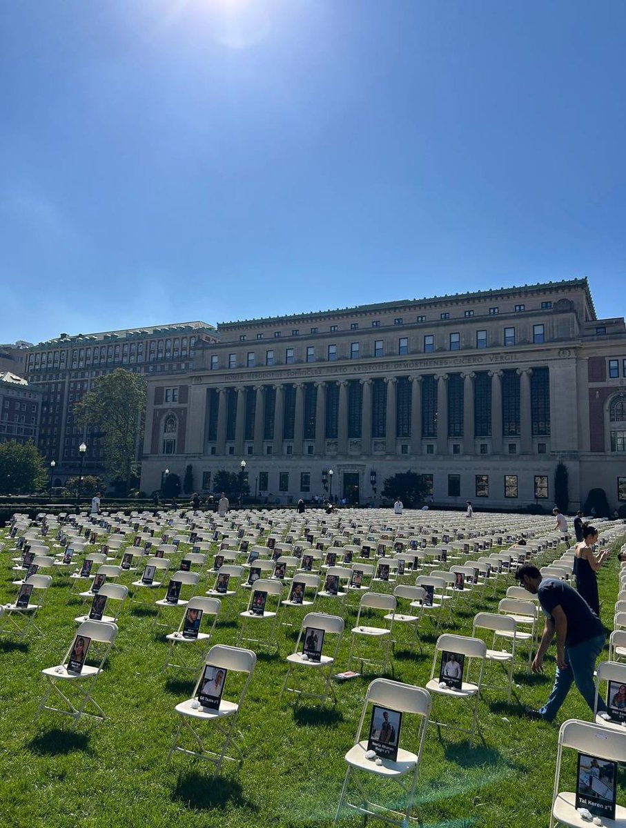 🇺🇲 𝐄𝐓𝐀𝐓𝐒-𝐔𝐍𝐈𝐒 🇺🇲
1 200 chaises, chacune ornée de la photo d'une personne assassinée le 7 octobre, ont été placées au cœur du campus de l'Université Columbia.