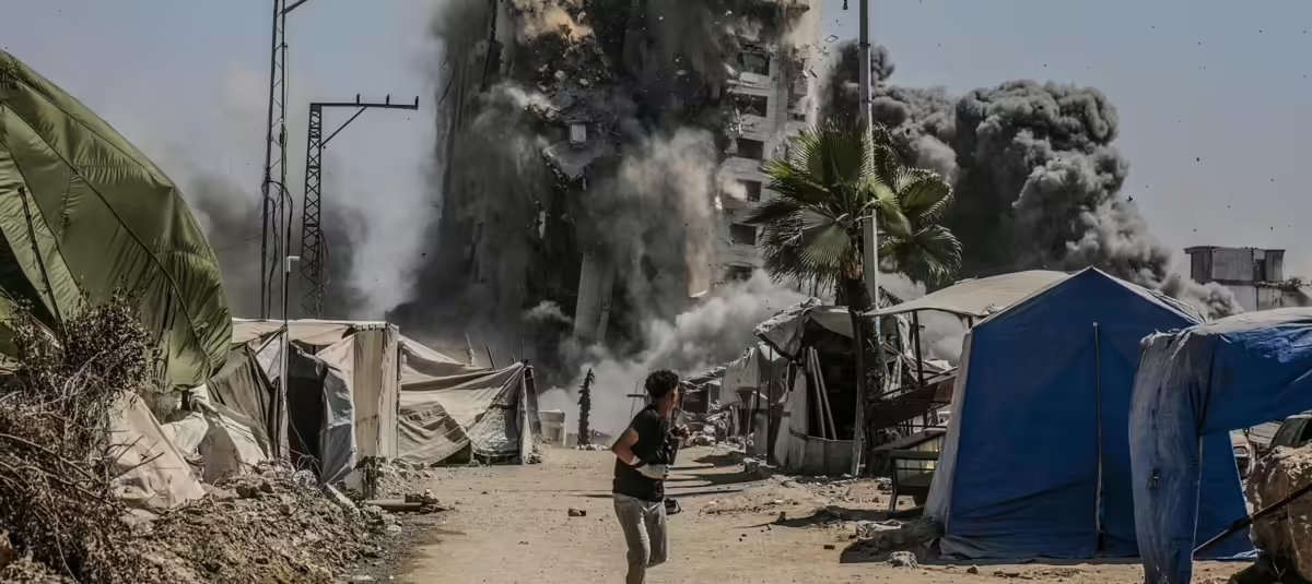 'He sido desplazada once veces, ya no tengo hogar al que volver': el relato de una mujer palestina que ha huido durante dos años por la guerra en Gaza ► eltiempo.com/mundo/medio-or…