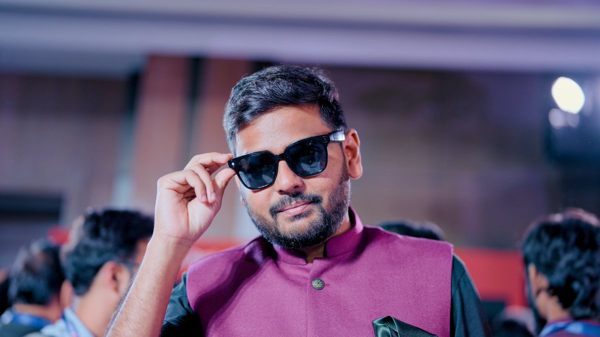 utsavtechie's tweet image. Are Smart Glasses Going to Replace Phones?

Short Answer: No (at least for now).

But smart glasses will become the coolest gadgets and accessories for you in the coming years.

While they still have a long way to go, they’re already more practical than bulky VR/AR headsets like…