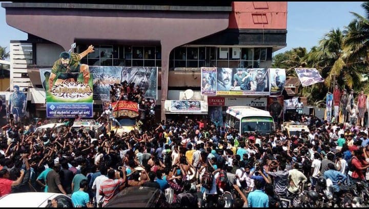 WECineLoco's tweet image. A movie that paved a way for Mollywood to dream big 🔥

Sensational Boxoffice  Destroyer🤘🔥

9 years of the Mighty #Pulimurugan 🔥

#Mohanlal   #Vysakh  #MulakuppadamFilms #PeterHein #GopiSundar