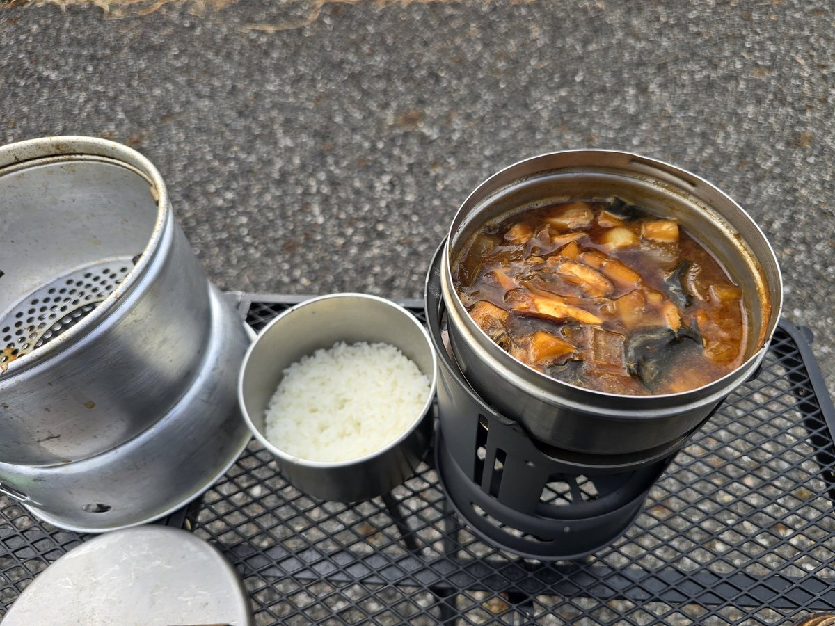 hiyoko25eri's tweet image. 会社ランチ（アルスト調理）

豚汁、白米

Alocsの五徳ならKOMのステンレスランチボックスでもぴったりはまります。
メルカリで安いのがあったらもう1台買ってみよう（笑）

＃alcos cw-c01
＃ストームクッカー
＃四毒抜き