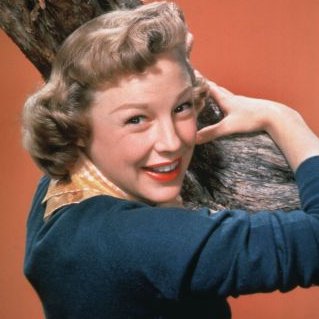 DrBuzz_Forensic's tweet image. Actress June Allyson was #BornOnThisDay Oct. 7, 1917. A major star in the #1940s, & #1950s & later on TV in #1960s. Battled #alcoholism & later spoke on her gained sobriety. Worked to raise money for urological & gynecological disease research. Passed in 2006 (age 88). #RIP #BOTD