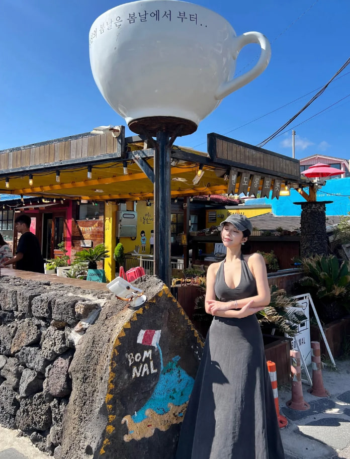 済州島で素敵な時間を過ごしてきました🌊 この青い海と澄んだ空は本当に圧巻です。波の音が耳元で響き、心まで癒される感覚でした。
岩場のそばで、風に髪をなびかせながら写真を撮った瞬間は、まるで世界が静止したようでした。自然の恵みに囲まれ、疲れもスッキリとなくなりました。