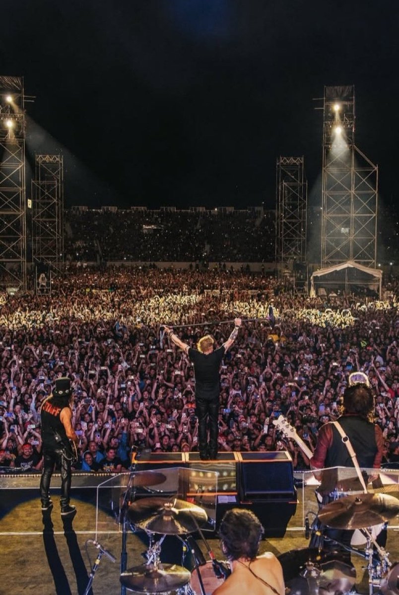 Massive turnout for the Guns N Roses concert in San Salvador! 🇸🇻🎸