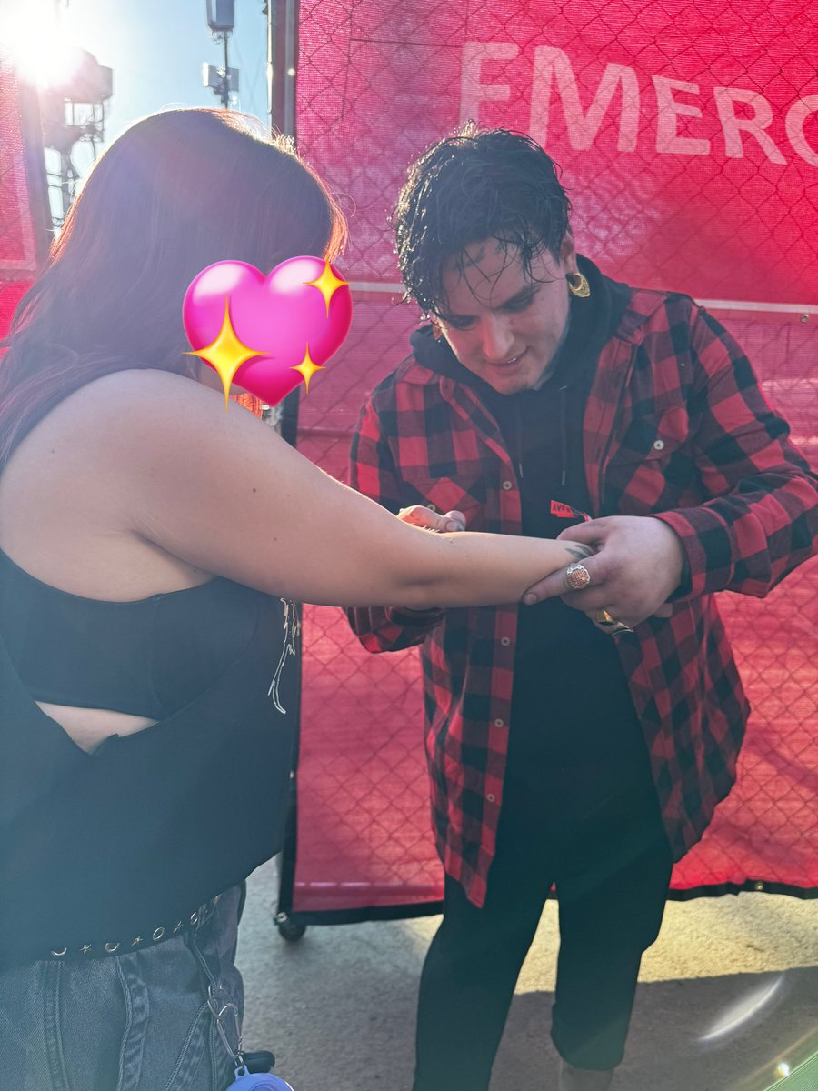 QueenHachii's tweet photo. Went to Aftershock purely to see Get Scared perform for the first time since 2019, and oh boy I saw them perform- BUT I ALSO MET THE LEAD SINGER AND HE SIGNED MY ARM 😭 

Literally the sweetest and it healed apart of me :,) https://t.co/mzSHKbdJrR