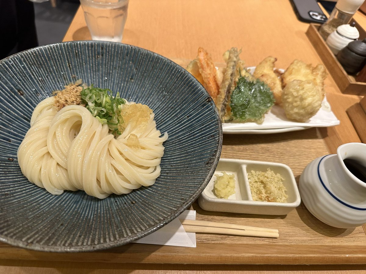 kow_zs's tweet photo. 新宿御苑にあるぅどんやさん
かしわ天と卵天がやばすぎる https://t.co/a5RWE7gq7a
