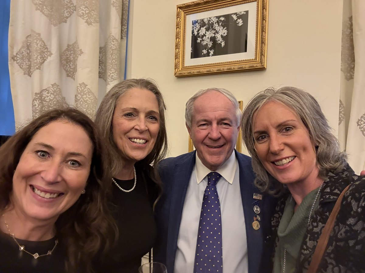 pennymarienz's tweet photo. Another evening of firsts… we were invited to a MAGA evening with US White House and congress staffers and supporters. It really is a whole new world of hope… positivity, energy and direction. They loved our 🇳🇿🇦🇺🇨🇦🇮🇪 crew! https://t.co/pgnQyTti30