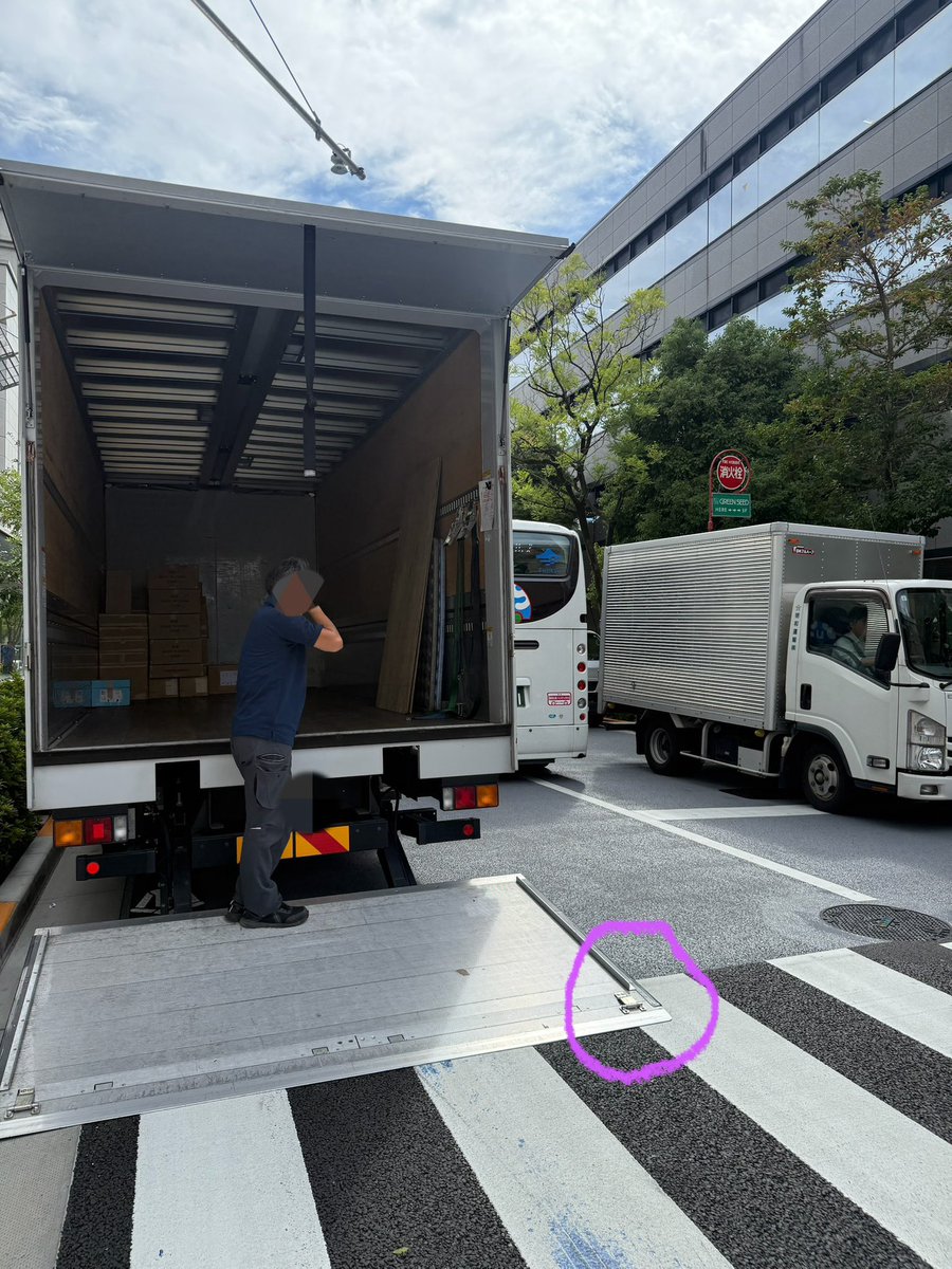 交差点、横断歩道と、その端から5mは駐停車禁止なので停めた時点で切符