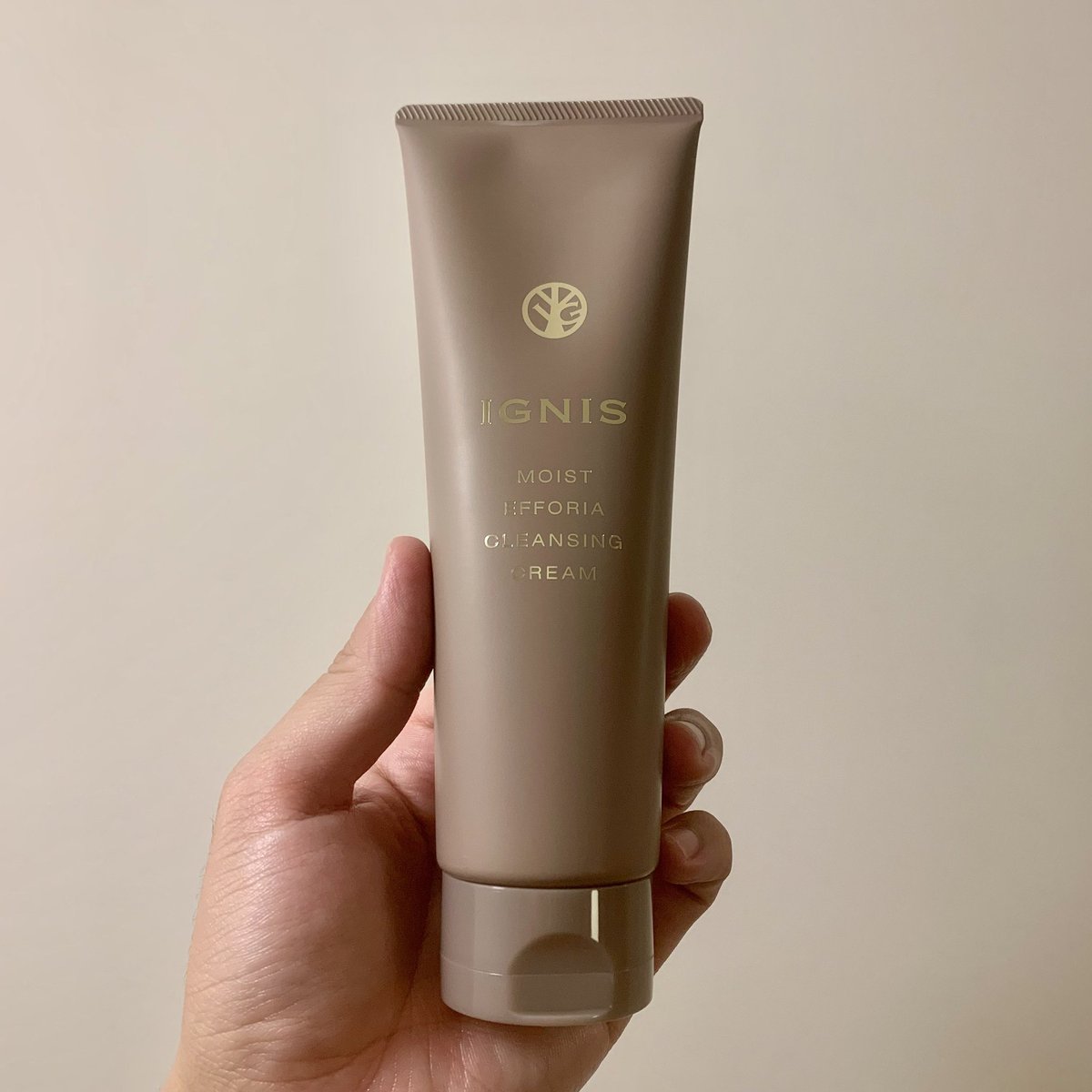 Ignis's reward cleanser is perfect for stressed modern people. The scent is so good you'll want to take a deep breath. It doesn't dry out your skin after washing, making it perfect for autumn and winter. It also makes a great gift for the end of the year. Highly recommended.🫅🎀