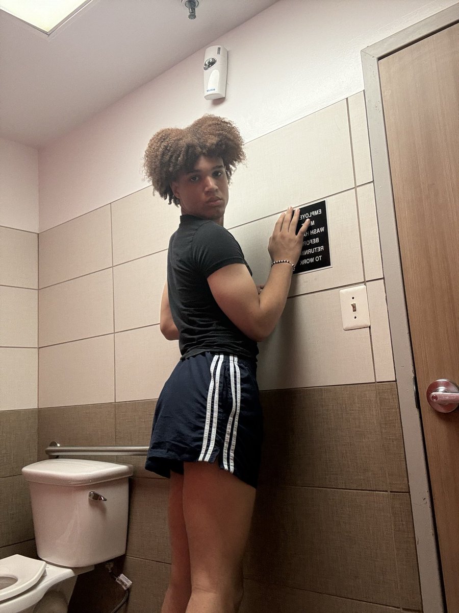 PapiSean18's tweet photo. Uhh ohh I’m a little excited this fall😝😈#lightskin #gayteen #vers #bothworlds #gay #mixed #teenboy #horny #dmvfreaks #ass https://t.co/FOUjuWRH8i