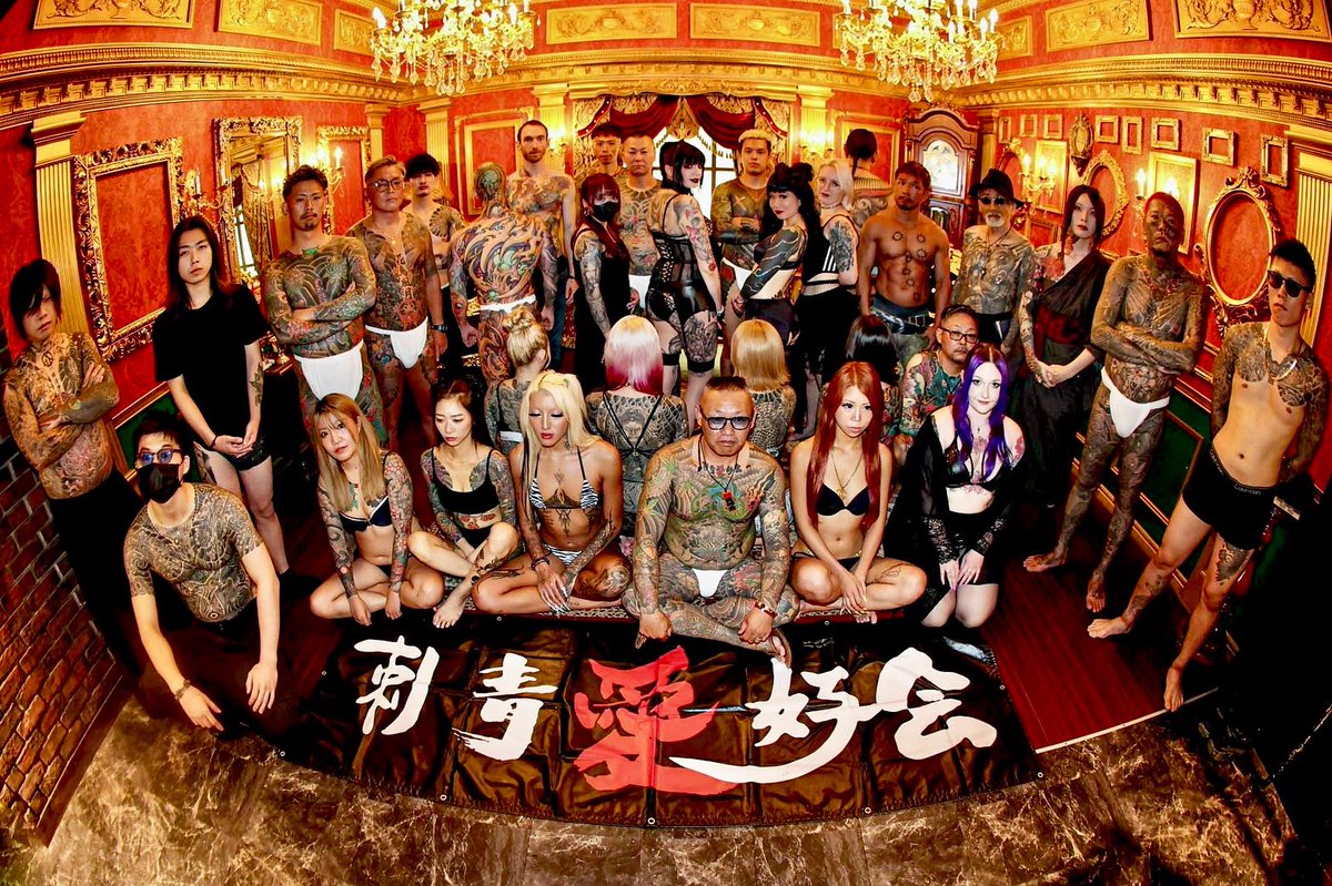 nenpi55's tweet photo. 2025.10.5
刺青愛好会企画撮影会。
まずは参加してくれた皆さんに感謝申し上げます。
スタジオの大きさと参加者の人数を考慮しやむ無く二部制の撮影となりました。

午前の部は気心知れたいつもの顔ぶれの仲間たちとのセッション。
素晴らしい非日常を撮影出来ました。

午後の部はノンジャンルで様々なタトゥーの入り交じった素晴らしい撮影が出来ました。

撮影者は愛好会企画チーム
@kentaronoir 
Ken。
そして外部から
バビロン。
の3名が一生懸命撮影しました。
シュチュエーションや背景にもこだわった集団撮影会は素敵な思い出を作りました。
これからも刺青愛好会はパーティーだけでなく愛好者の楽しめる企画を作ってまいります。
ありがとうございました🙇
#刺青愛好会
#撮影会
#刺青
#TATTOO