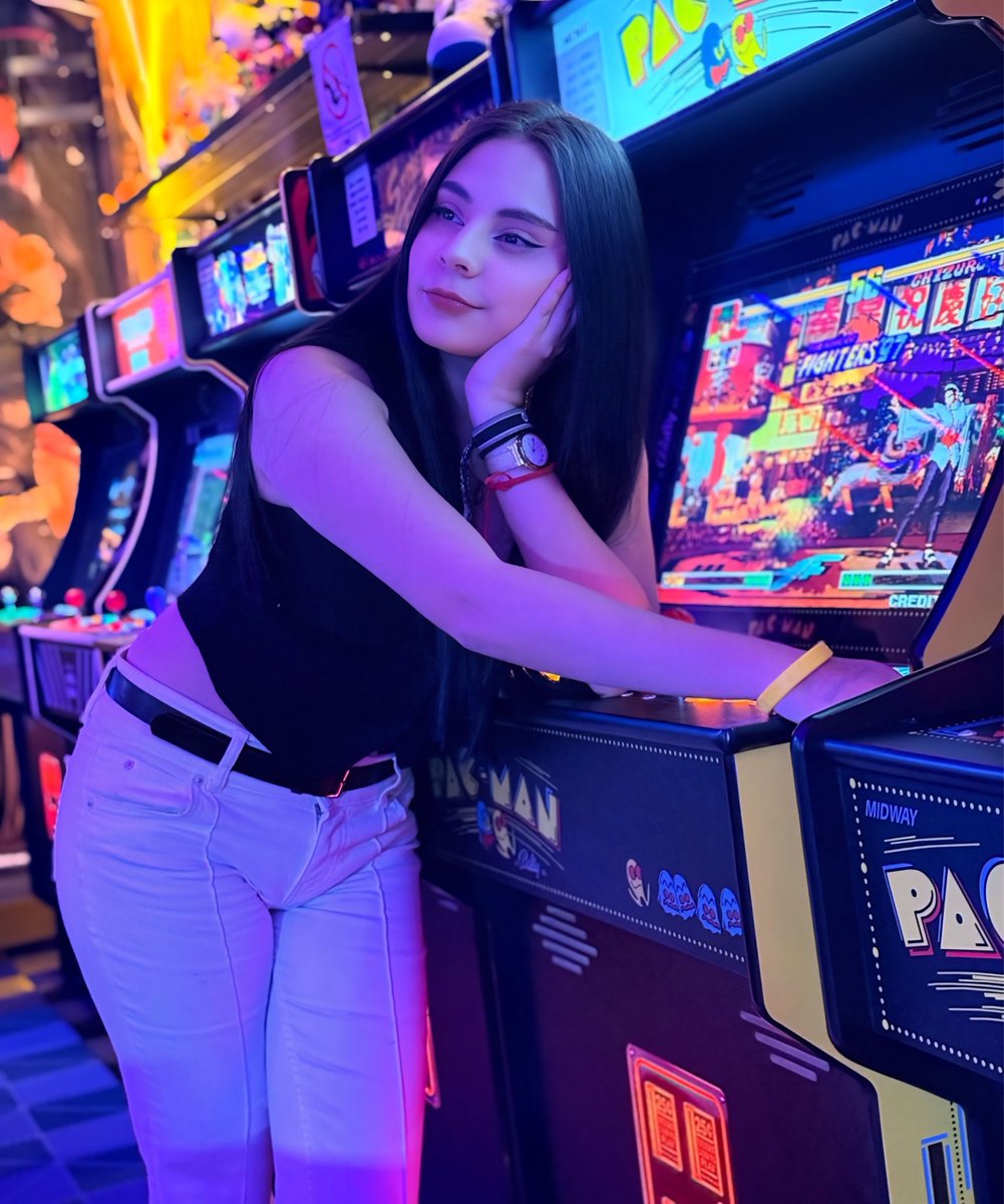 🔴Ya en directooo! Ven con tu pelinegra fav de siege! 🖤😮‍💨 ya en ranks! 

Twitch: chrispesquera1 
Twitch: chrispesquera1 

🍓Nuevo post en IG! 🍓 
IG: chrispesquera