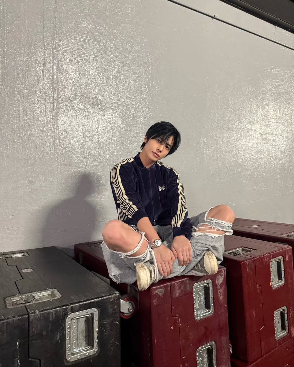 wishealling's tweet photo. 태현오빠.. 바지를 입은게 맞아? https://t.co/us2OYtXZ6A