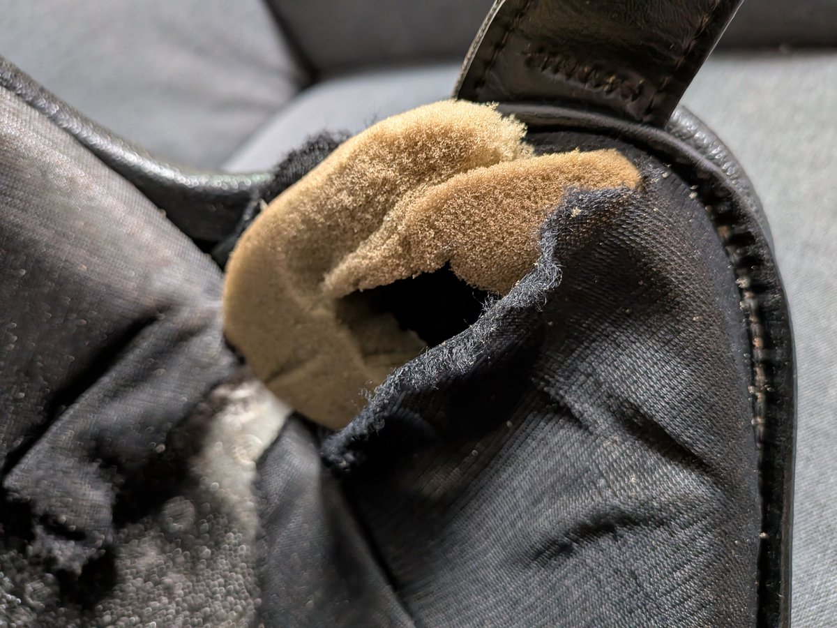 ヘルメット内装をグラインダーで削るのはオススメしません。
なぜなら当たり前ですか跳ねてスポンジ引きちぎるからです。