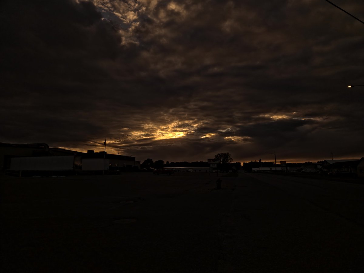 silver_wolf5000's tweet photo. Beautiful sky to take a pic of and practicing with different settings on my phone what you think? https://t.co/lqGGkGmZKv