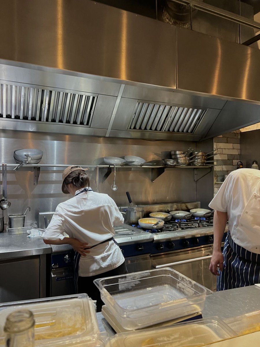 haileyskz_'s tweet image. au #minchan onde 

Bangchan, que posta vlogs e faz tiragens no Twitter, recebe um pedido inesperado no meio da noite 

Ou 

Minho, cozinheiro e streamer, é convencido pelos amigos a perguntar das cartas sobre suas próximas chances no amor