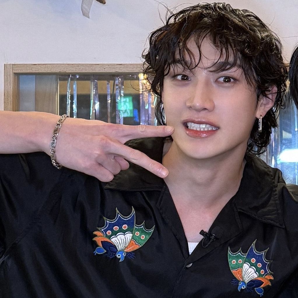 haileyskz_'s tweet image. au #minchan onde 

Bangchan, que posta vlogs e faz tiragens no Twitter, recebe um pedido inesperado no meio da noite 

Ou 

Minho, cozinheiro e streamer, é convencido pelos amigos a perguntar das cartas sobre suas próximas chances no amor