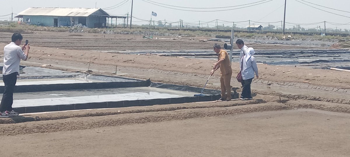 antown_darma's tweet photo. Selasa, 7 Okt 2025, Anton Sudarmanto, Luhkan Kab. Brebes, Kegiatan Persiapan Promosi Investasi Garam Industri dari DPMPTSP dan BI di Desa Kaliwlingi Brebes #Brebes @dkpjateng @YayanHikmayani @bppsdm_kp @brpbatpp_bogor @pusluh_bppsdm https://t.co/Zcv2PH7M3R