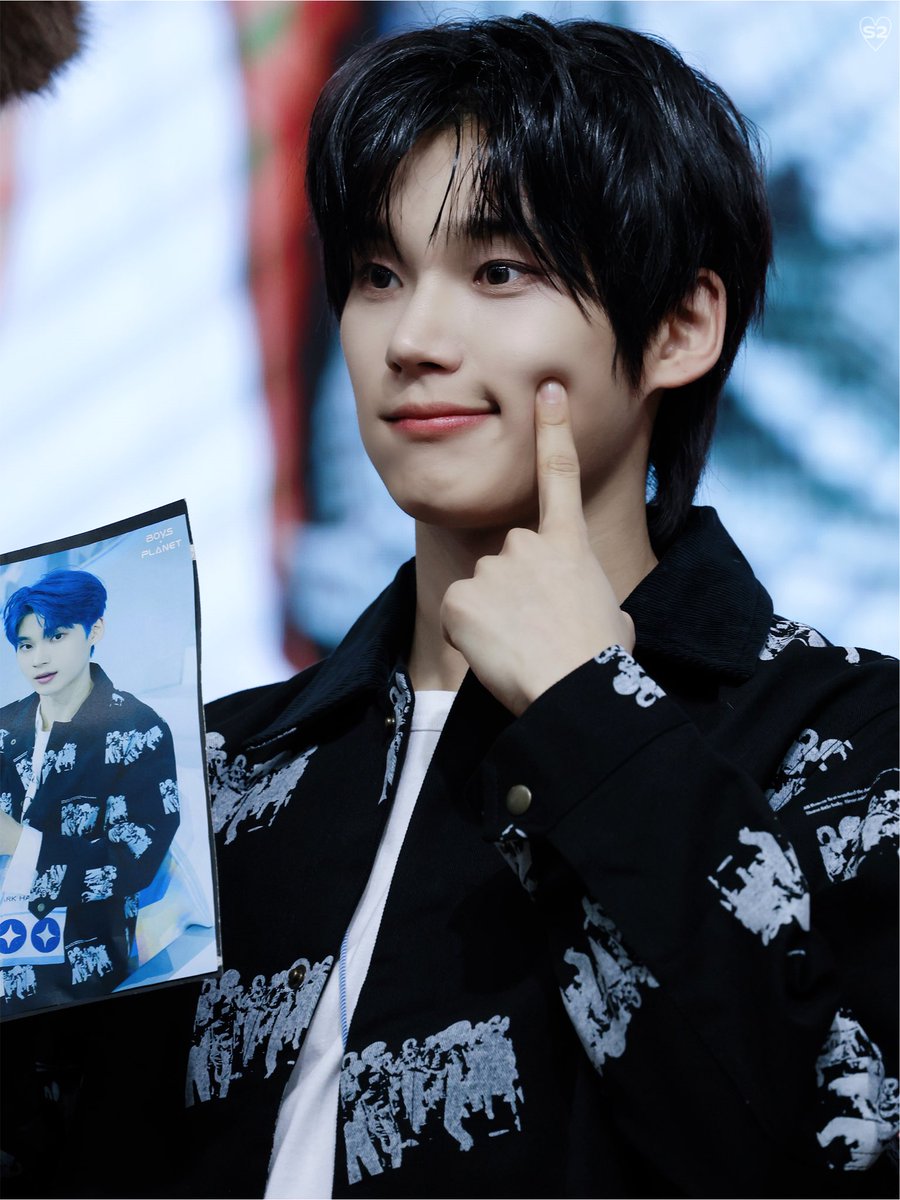 s2_03in's tweet image. 250302 

파란머리 걔 흑발로 돌아옴

#이븐 #박한빈 #EVNNE #PARKHANBIN #パクハンビン