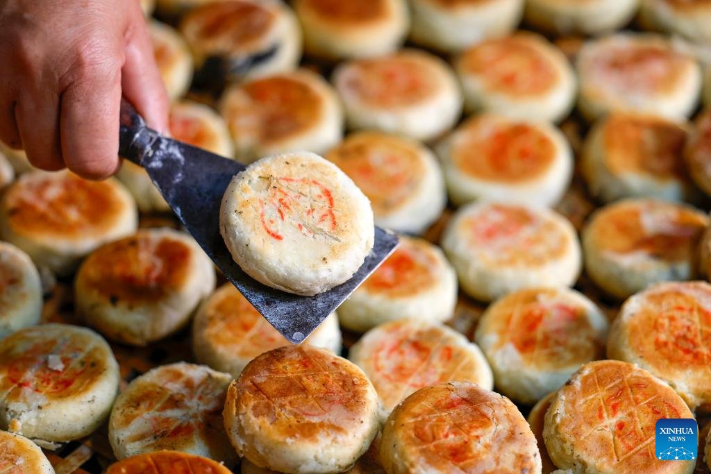 PDOAUS's tweet image. Pastry artisan Cheng Guisheng (L) and his wife display "Huizhou-style Sesame Seed #Mooncakes" at Wan'an Old Street in Xiuning County of #Huangshan City, east #China's #Anhui Province, Sept. 25, 2025.
en.people.cn/n3/2025/1006/c…