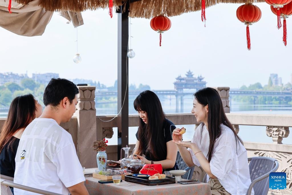 PDOAUS's tweet image. Pastry artisan Cheng Guisheng (L) and his wife display "Huizhou-style Sesame Seed #Mooncakes" at Wan'an Old Street in Xiuning County of #Huangshan City, east #China's #Anhui Province, Sept. 25, 2025.
en.people.cn/n3/2025/1006/c…