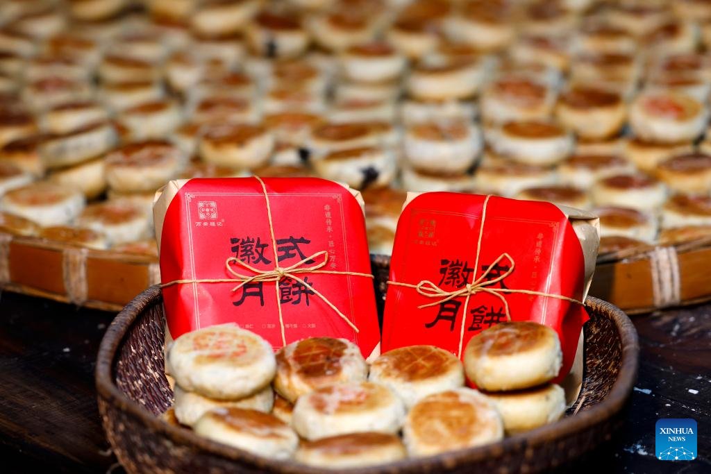 PDOAUS's tweet image. Pastry artisan Cheng Guisheng (L) and his wife display "Huizhou-style Sesame Seed #Mooncakes" at Wan'an Old Street in Xiuning County of #Huangshan City, east #China's #Anhui Province, Sept. 25, 2025.
en.people.cn/n3/2025/1006/c…