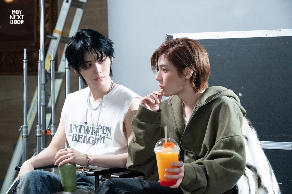 seaofhan's tweet photo. ini pasti pikiran tesan "apa kita cium sekarang aja ya.." "cium dikit marah gak ya.." https://t.co/N4nCEim51u