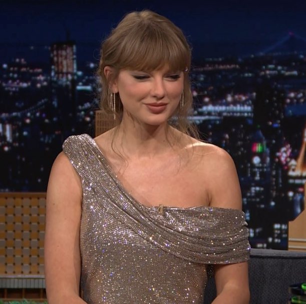 Ith1nkh3knows's tweet photo. @taylornation13 she IS the people’s princess!! #TaylorOnFallon @taylornation13 @taylorswift13 https://t.co/1WZGO6AsmF