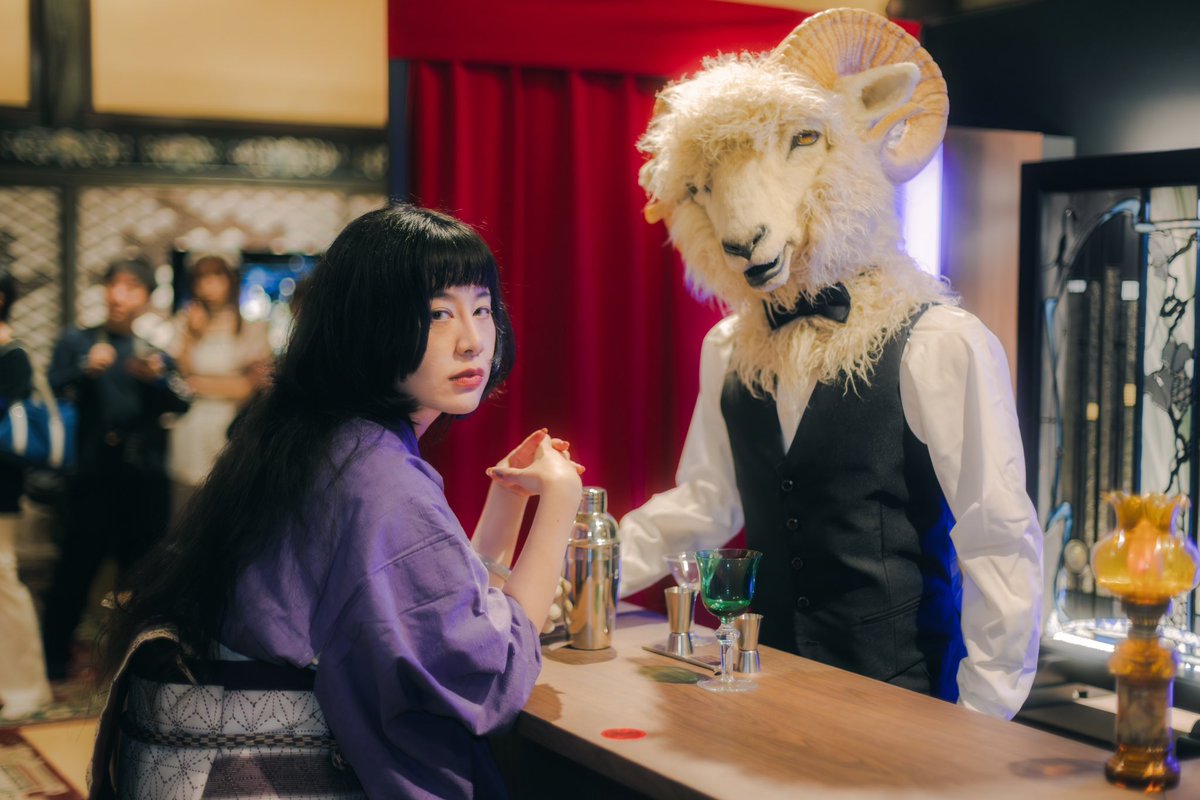 Tain911's tweet photo. たまには人間の姿でケモノさんのバーに入るのも悪くないね🦊

⚠️人間体注意⚠️

📷：@Toxic_Photon https://t.co/D8l00RmCEd