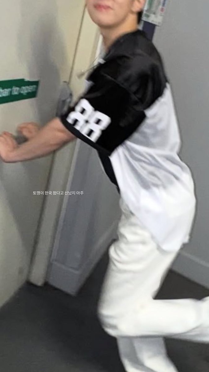연하 혼자 외국갔다가 입국하면 입국장 앞에서 하염없이 기다리다가 나오자마자 사진찍어서 이런 스토리 올릴듯