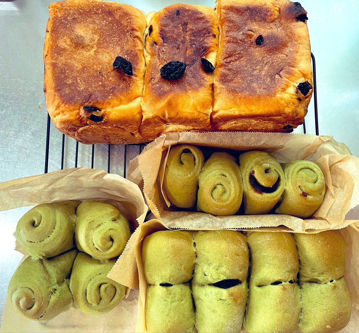 Jirou77's tweet photo. 疲れてるし、冷凍庫ももう入らないぐらいパンパンなのに、焼いちゃった。
昨日に引き続き焼いちゃった。

ごはんパン（抹茶、あんこ）と久々のブドウ食パン
同時焼きはあかんって思ってるのに病気だからやっちゃう

#パン作り https://t.co/0MVWrJLaEo