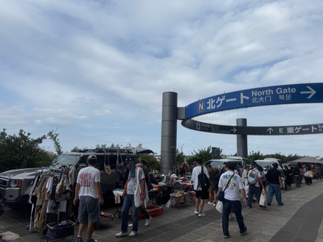 fmfm_jp's tweet photo. フリバカ日誌最新話が届きました！
フリバカ日誌 第102弾 9月15日 日産スタジアムフリーマーケット 出店＆買い物レポート。

祝日で出店数が多くなると思いいつもより早めに会場に到着し7,000円の出店料を払い2 階の外周エリアにて出店する事になりました。 

日産スタジアムは車の横だしで他の会場に比べ割とスペースは広めで出しやすい会場だと 思います。 出店場所は日陰でまだまだ暑いこの季節的には良い場所が取れたと喜んではいたのですが 品出し中か自分が買い物に行った後かは不明ですがダッフィーのぬいぐるみ２体が有ったにも関わらず行方不明で万引きに会ってしまいとても残念な思いをしました。 前にも数回被害に遭っているのですが見つけた場合には必ず警察に来てもらいます万引き は窃盗ですので厳格に対処します。 

この日の戦利品としてはソロテント・モンベルの寝袋・スノーピークのコッフェルセット 内部にオピネルのナイフ、箸入り・LEDライトをまとめて格安購入、軍使用ぽい給水タン ク800円、レアカラーの象印ジャグ800円などゲット出来ました。 売上的にもまずまずな金額で万引きが無ければ満足な1日となったのですがちょっと残念 な1日でした。