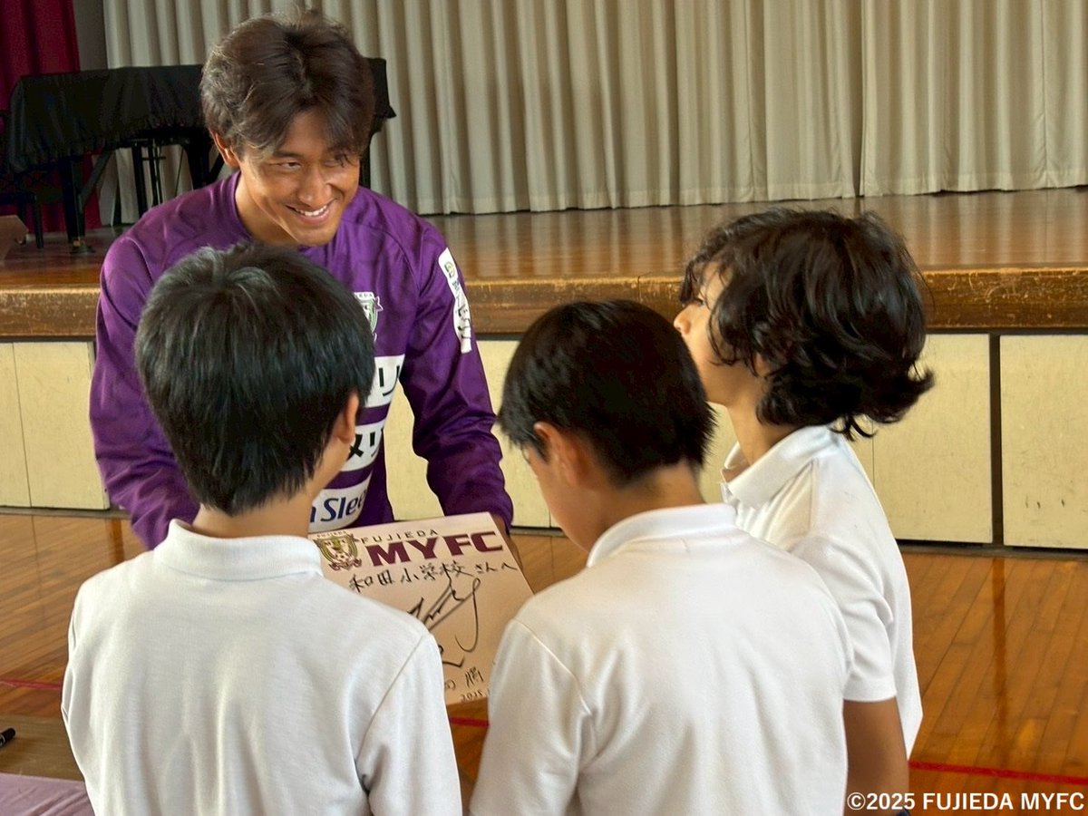 fujiedamyfc_pr's tweet image. 📝 | ホームタウン活動

10/2(木)  #川島將 選手が和田小学校を訪問し、
6年生に対して職業講話を行いました🏫

▼ レポート ✍🏻
myfc.co.jp/blogs/20251007…

#藤枝MYFC 
#ホームタウン焼津市