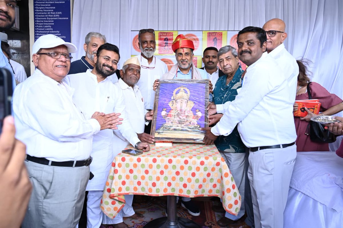 anandso56494191's tweet photo. The Renowned Author Chetan Bhagat visited Solanki Booksellers for book signing of his new book "12 YEARS" .
We welcomed him with our traditional way by Shawl , Shriphal , Haar , Shri Dagduseth Ganpati Frame and Puneri Pagdi.
#chetanbhagat #harpercollinsin #Pune #books https://t.co/NKIYIUOLFK