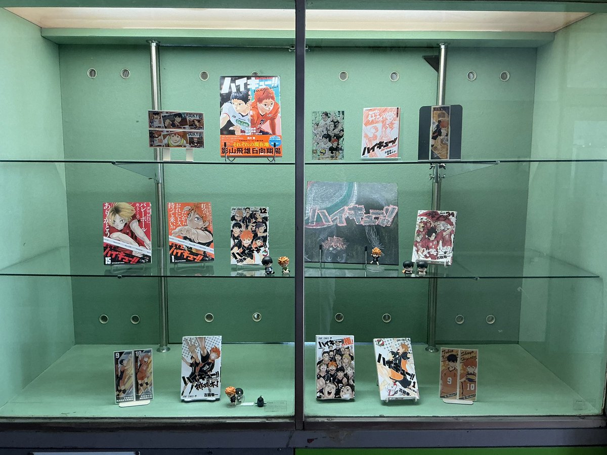 ショーウィンドウがハイキュー特集に変わりました！図書委員私物のフィギュア等も展示中！見てね♪
#学校図書館の日常　#ハイキュー　#ショーウィンドウ