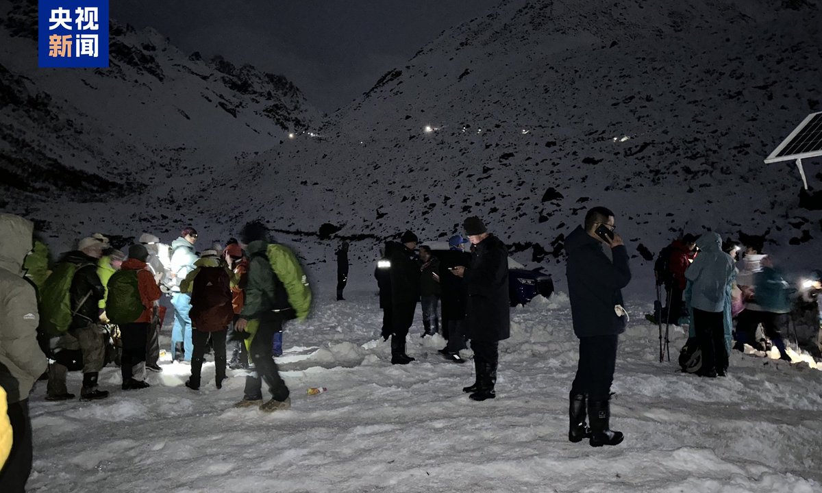 TibetNews11's tweet image. 137 escursionisti bloccati sono stati evacuati, uno è morto dopo che un&apos;improvvisa tempesta di neve ha colpito il monte #Qomolangma