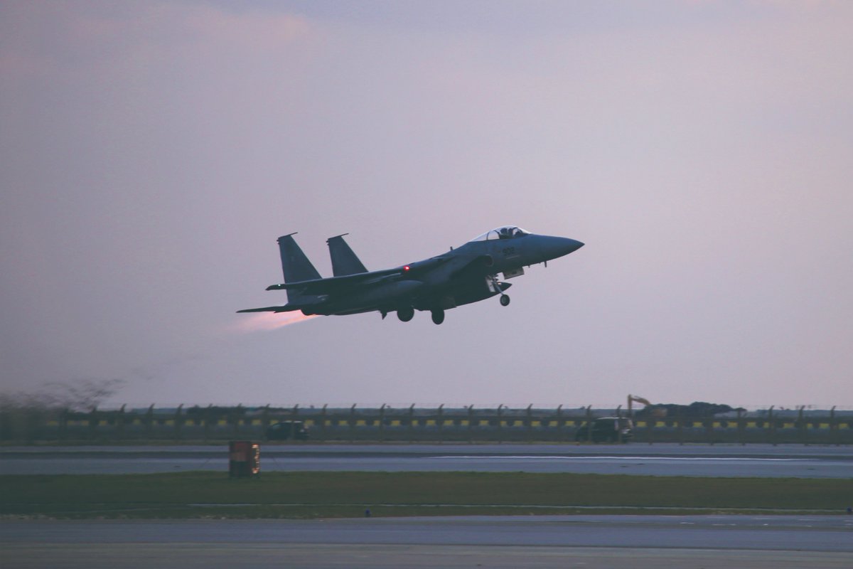 jointstaffpa's tweet photo. 昨日、東シナ海において領空侵犯のおそれがあったため、空自南西航空方面隊の戦闘機が緊急発進し、対応しました。防衛省・自衛隊は、引き続き、我が国の領域と国民の皆様の平和な暮らしを守るため、２４時間３６５日、対応に万全を期していきます。
※写真は資料画像
#航空自衛隊 #スクランブル #F15 https://t.co/xQ8dgwPF00