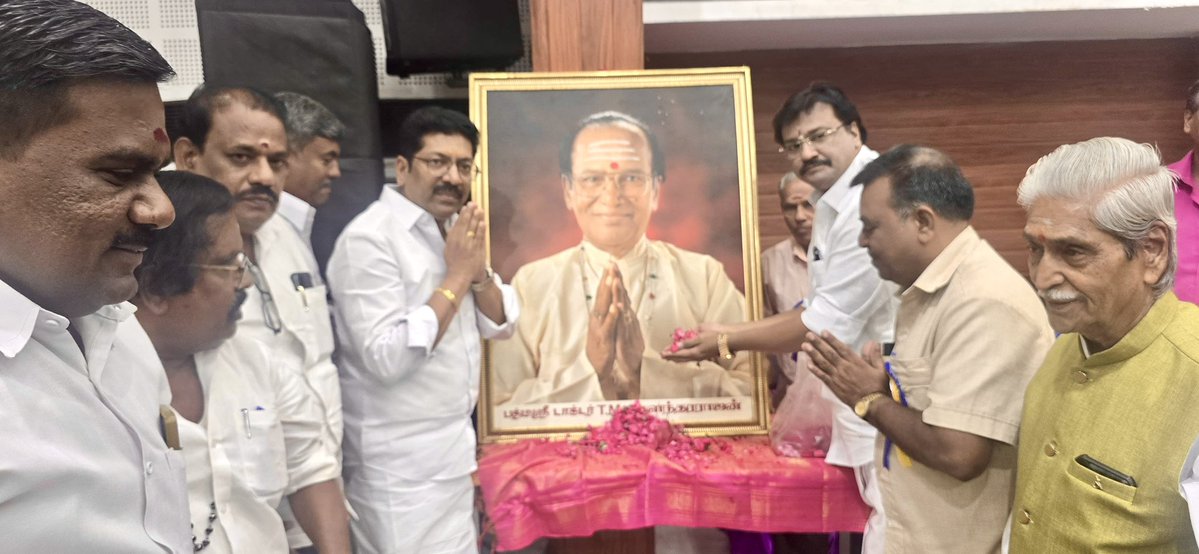 DrPSaravananMD's tweet image. பத்மஶ்ரீ Dr.T.M.சௌந்தரராஜன் அவர்களின் அகில இந்திய TMS ரசிகர் மன்றத்தின் சார்பில் 06.10.2025 அன்று நடைபெற்ற “இன்னிசை நிகழ்ச்சியில்” நானும், தெற்கு தொகுதி சட்டமன்ற உறுப்பினர் திரு. S.S.சரவணன் அவர்களும் சிறப்பு அழைப்பாளராக கலந்துகொண்டு TMS அவர்களின் புகைப்படத்திற்கு மலர்தூவி மரியாதை…