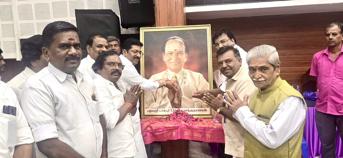 DrPSaravananMD's tweet image. பத்மஶ்ரீ Dr.T.M.சௌந்தரராஜன் அவர்களின் அகில இந்திய TMS ரசிகர் மன்றத்தின் சார்பில் 06.10.2025 அன்று நடைபெற்ற “இன்னிசை நிகழ்ச்சியில்” நானும், தெற்கு தொகுதி சட்டமன்ற உறுப்பினர் திரு. S.S.சரவணன் அவர்களும் சிறப்பு அழைப்பாளராக கலந்துகொண்டு TMS அவர்களின் புகைப்படத்திற்கு மலர்தூவி மரியாதை…