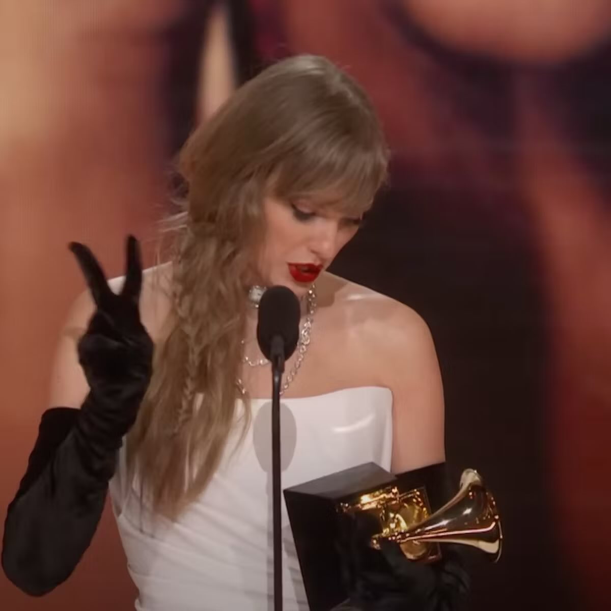 macdonald_ny's tweet photo. Every showgirl gives an encore #taylorswift #TaylorOnFallon #jimmyfallon #thelifeofashowgirl https://t.co/EXKgoy0cEG