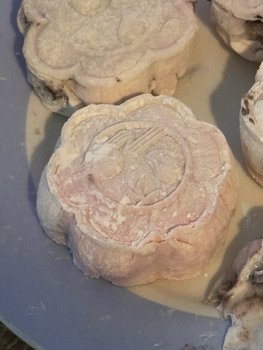 ShirohebiReina's tweet image. 靚就唔係最靚～但起碼整咗～( ´▽｀)

It’s not the prettiest~ but at least I made it~ (´▽｀)

#mooncakes #homemade #Vtubers