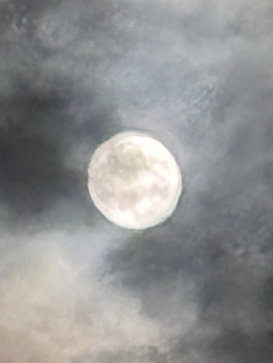 Of__study's tweet image. 割と綺麗に撮れた満月と思ったけどずっと見てると水彩画みたいに見える…………