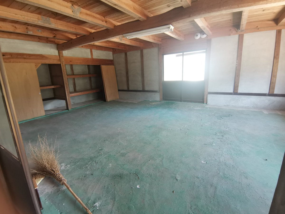 aNwi10gEQBeYXSH's tweet image. 納屋ガレージ付き物件を内見
🏍️🏠️🚙

外に倉庫、3つあり🏠️🏠️🏠️

建物はリフォーム済みの4LDKの平屋+納屋🏠️

車とバイクはたくさん置けそうである、そしてタカタから近いな
🏁🚙💨