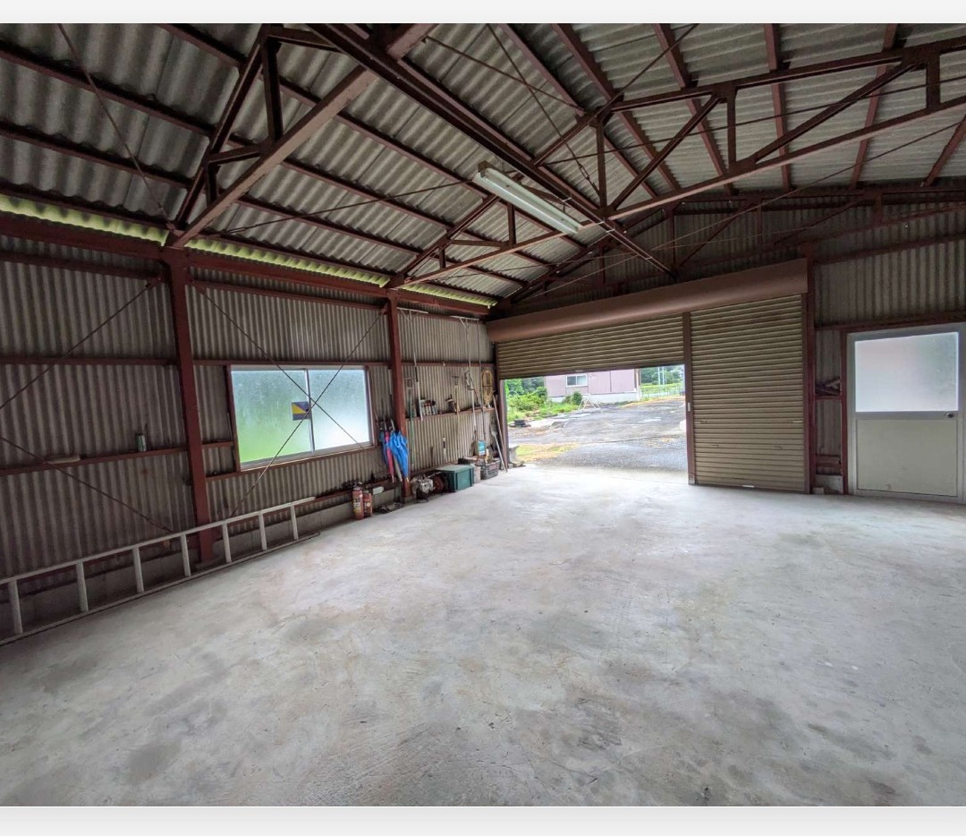 aNwi10gEQBeYXSH's tweet image. 納屋ガレージ付き物件を内見
🏍️🏠️🚙

外に倉庫、3つあり🏠️🏠️🏠️

建物はリフォーム済みの4LDKの平屋+納屋🏠️

車とバイクはたくさん置けそうである、そしてタカタから近いな
🏁🚙💨