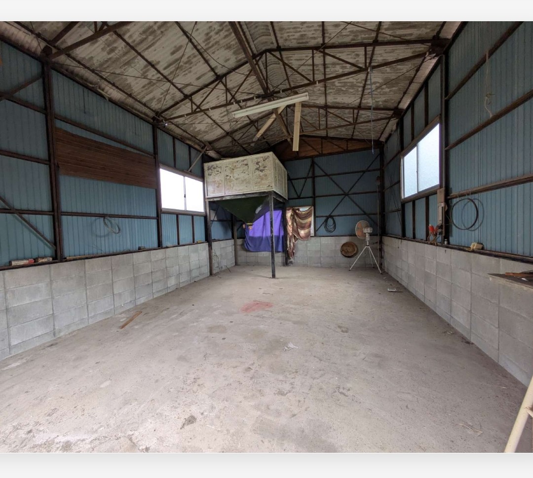 aNwi10gEQBeYXSH's tweet image. 納屋ガレージ付き物件を内見
🏍️🏠️🚙

外に倉庫、3つあり🏠️🏠️🏠️

建物はリフォーム済みの4LDKの平屋+納屋🏠️

車とバイクはたくさん置けそうである、そしてタカタから近いな
🏁🚙💨