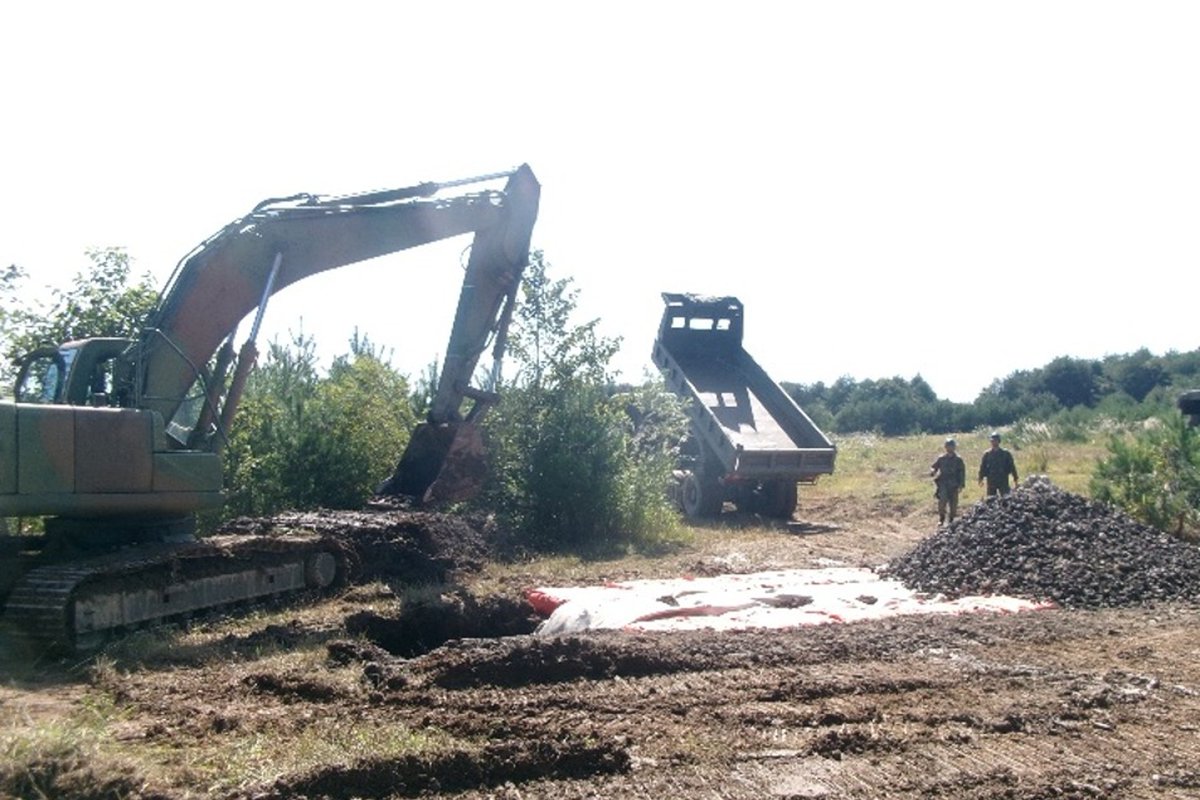 #岩手駐屯地#東北方面特科連隊 #演習場整備
　東北方面特科連隊は、９月２５日（木）～３０日（火）の間、王城寺原演習場の整備を行いました。演習場内道路沿いの草刈りや枝払い、側溝の泥上げなどを行い、訓練環境の維持向上や事故防止のために定期的に実施しています。