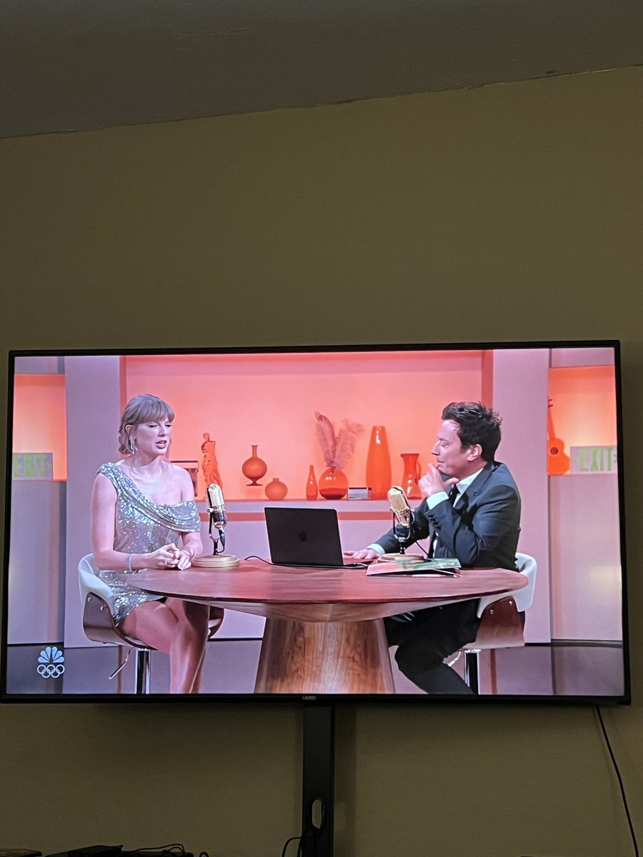 SevyBarkley's tweet photo. More exits signs ?! #TaylorOnFallon @taylornation13 @taylorswift13 @jimmyfallon @FallonTonight #TSTheLifeOfAShowgirl https://t.co/mWjZjbrBiA