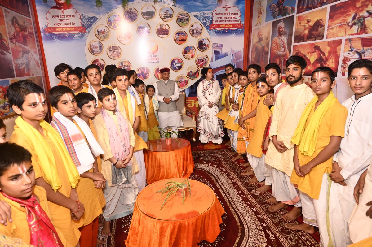 RajBhavanHP's tweet image. आगरा में दिव्य प्रेम सेवा मिशन द्वारा आयोजित महानाट्य “जाणता राजा” में सहभागी होना गर्व का क्षण रहा।
छत्रपति शिवाजी महाराज का जीवन राष्ट्रभक्ति, नीति और साहस का अमर प्रतीक है।

प्रधानमंत्री श्री @narendramodi जी के विकसित भारत के संकल्प में वही प्रेरणा आज भी जीवित है।…